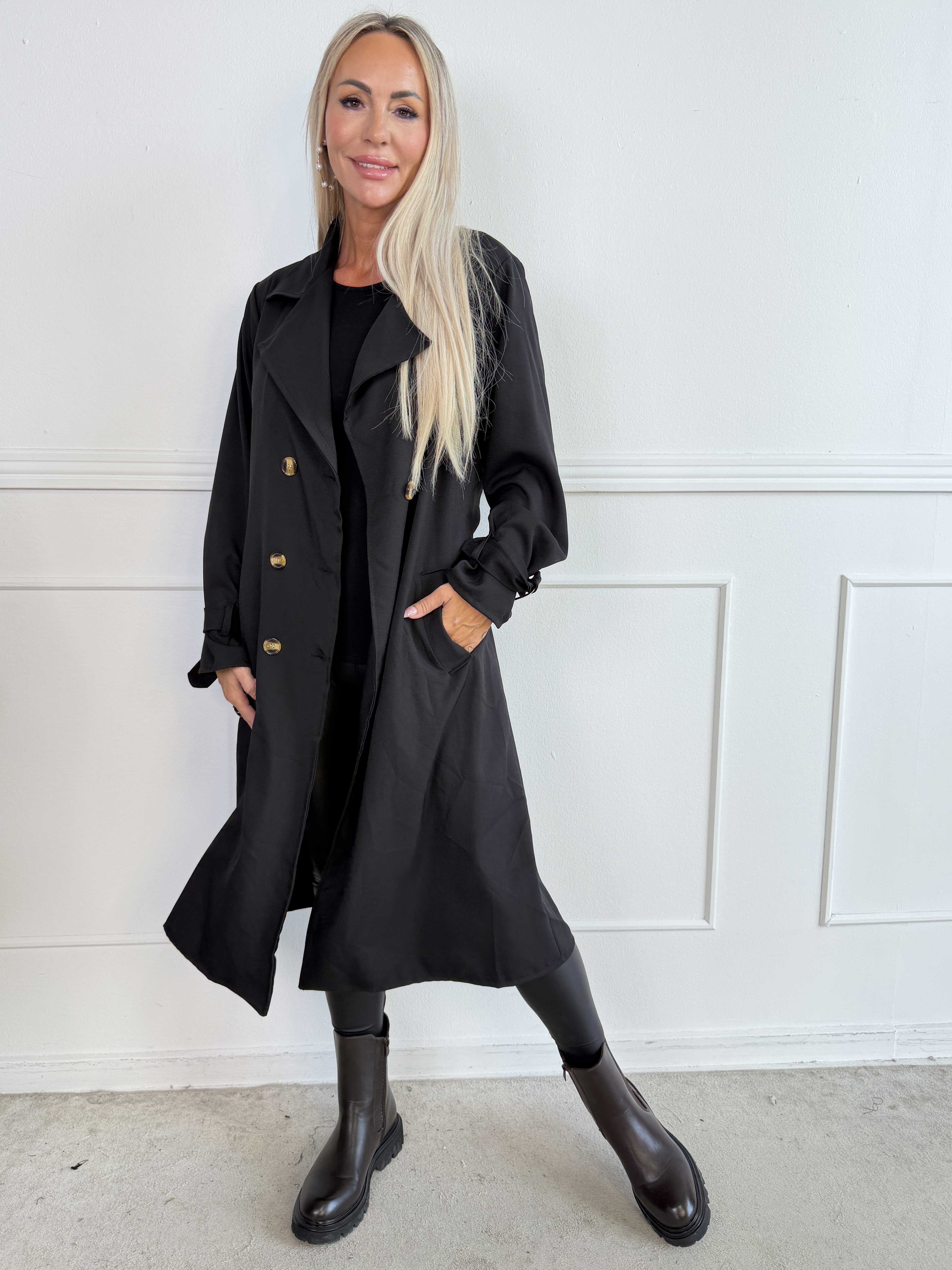 Sharpay 2.0 – Lätt plus size trenchcoat med knytskärp